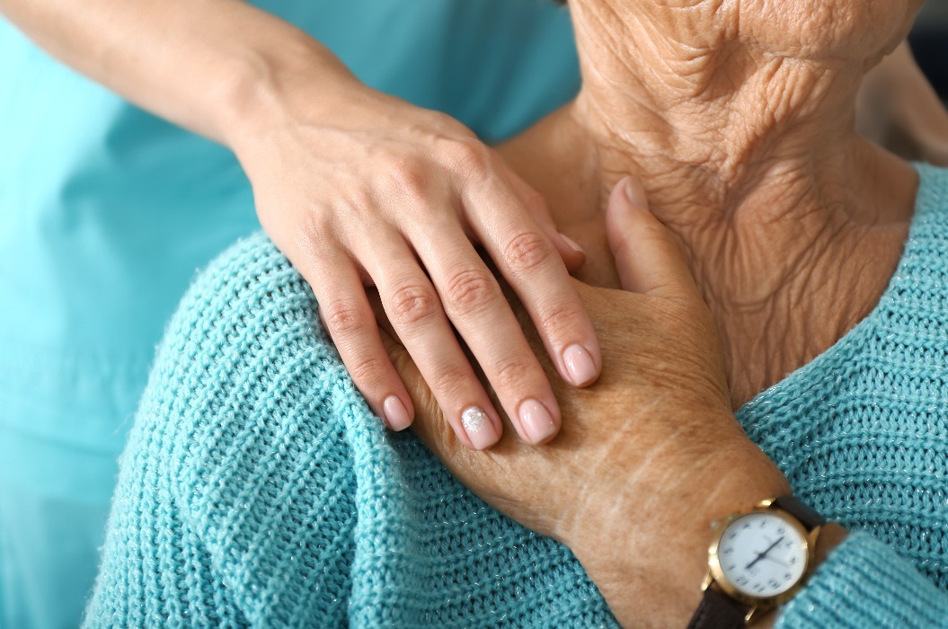Arzt unterstützt ältere Frau in der Klinik, Nahaufnahme
